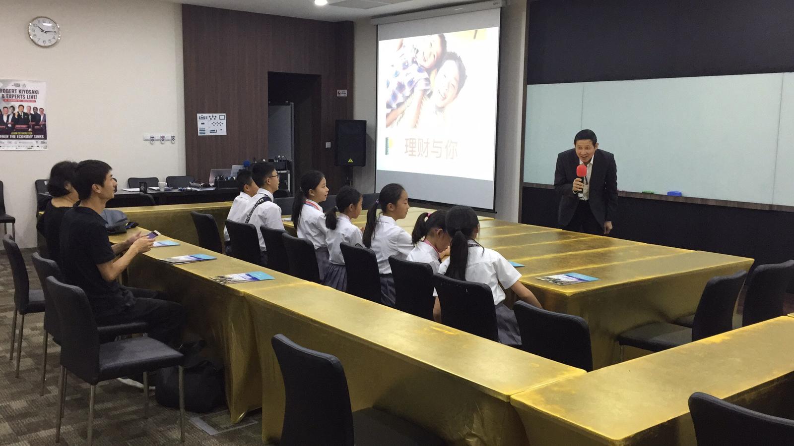 Yunnan students in Singapore learning financial topics in 2018